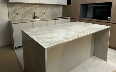 Elegancka wyspa kuchenna i blat roboczy z kamienia naturalnego